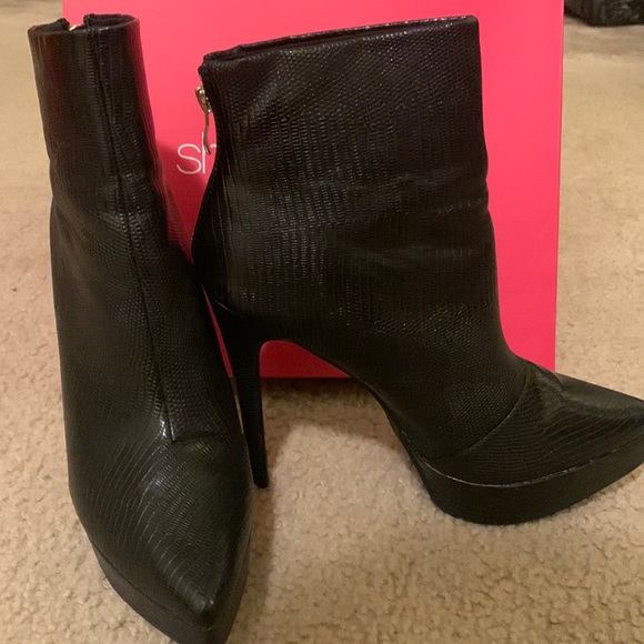 Shoe Dazzle Shoes - Black Faux Snakeskin Booties